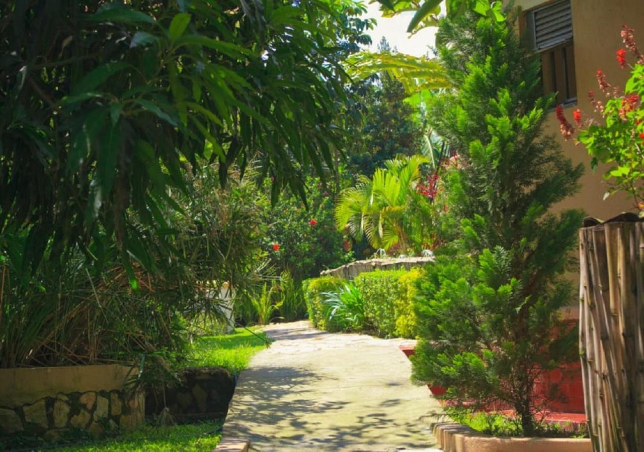Montane Safaris Hotel Fort Portal Экстерьер фото